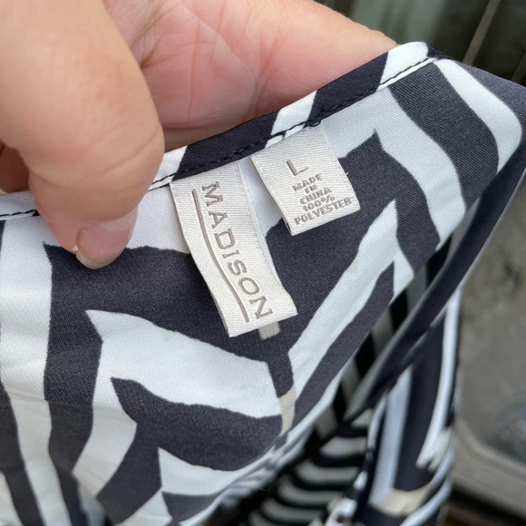 MADISON FLOWY BLOUSE - Picture 3 of 3